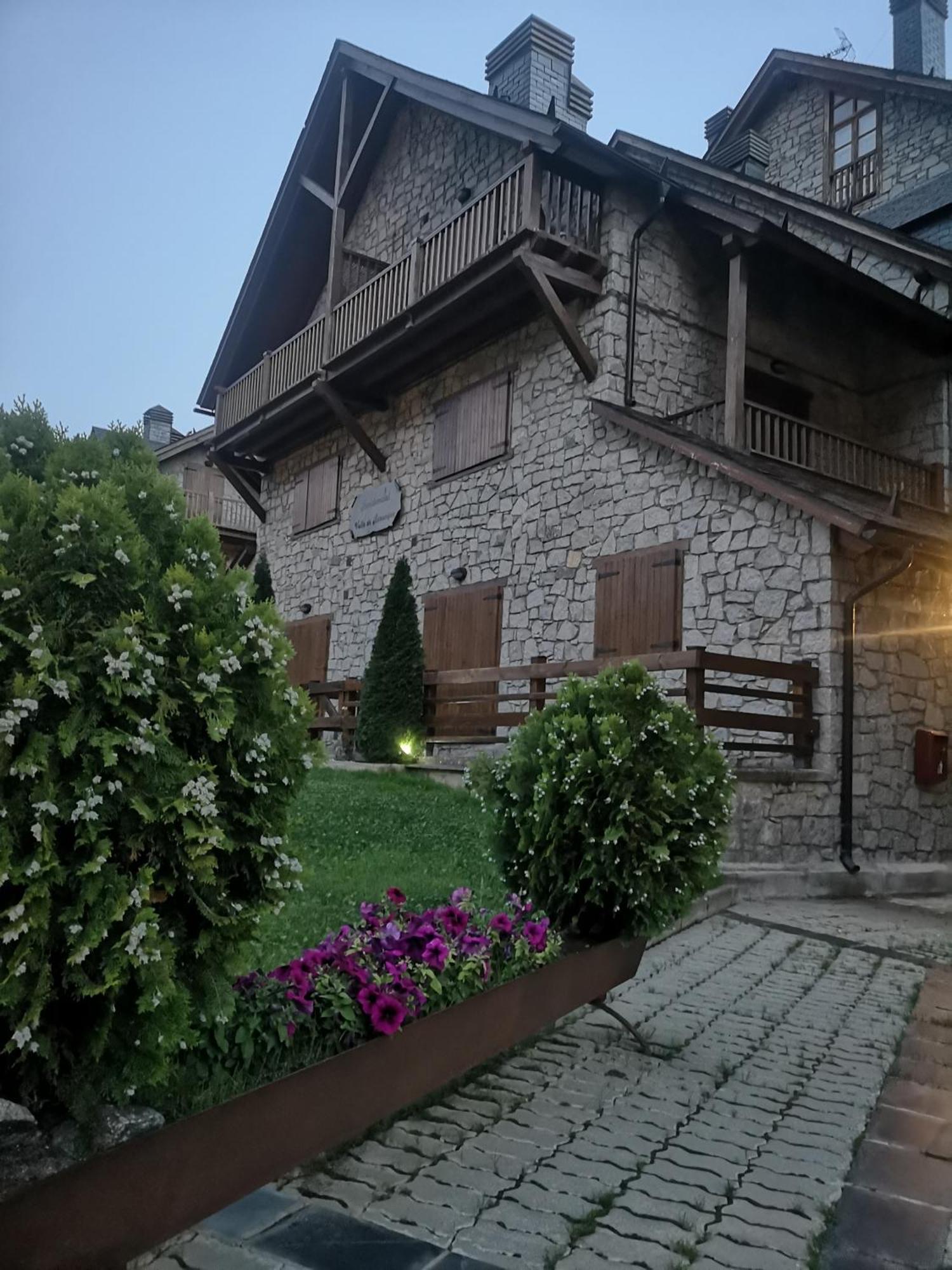 Residencial Valle De Benasque Bagian luar foto